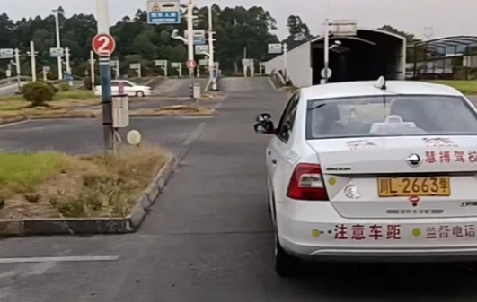 乐山汽车培训班多少钱